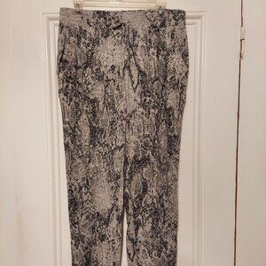 NWOT Chico's Zenergy Gray & Black Python Print Joggers size 1 (8/10)